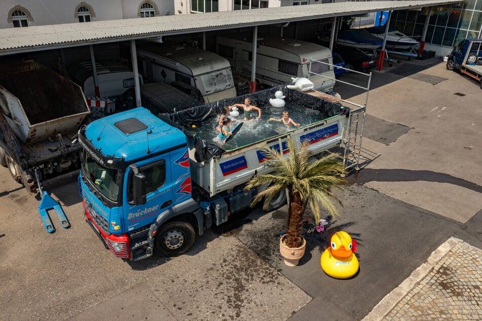 Am Montag wird das Wasser von einem Unternehmen wieder abgepumpt und zum Gießen genutzt.