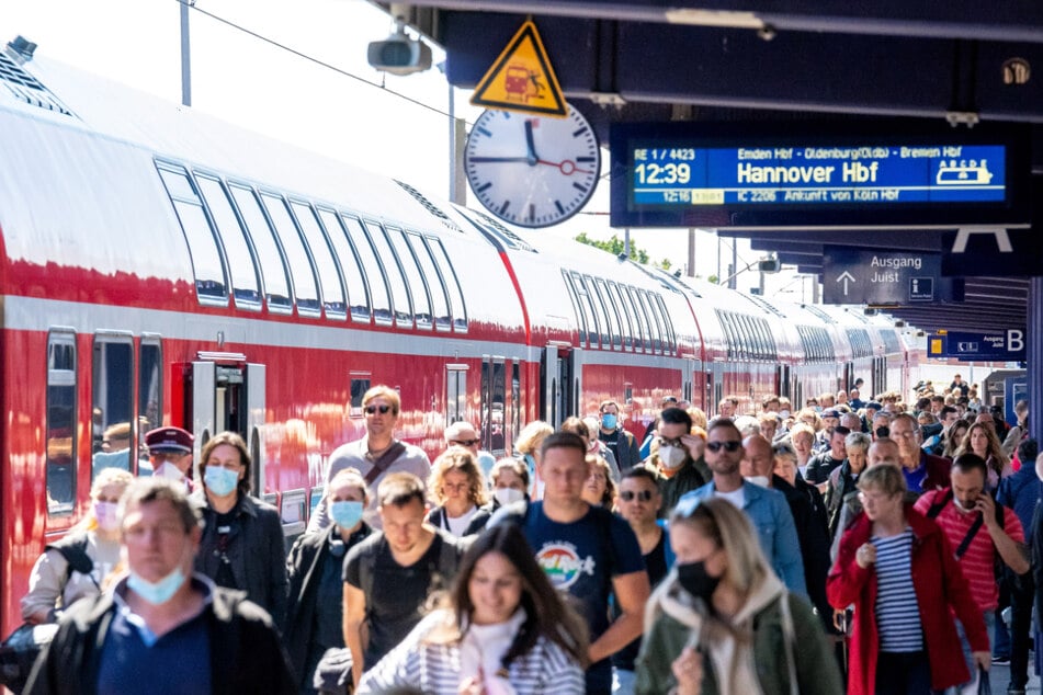 Auch in Norddeich kamen am Freitag etliche Reisende per Bahn an.
