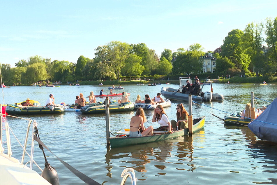 Polizisten ermahnen die jungen Menschen auf dem Wasser, sich an die Kontaktbeschränkungen zu halten.