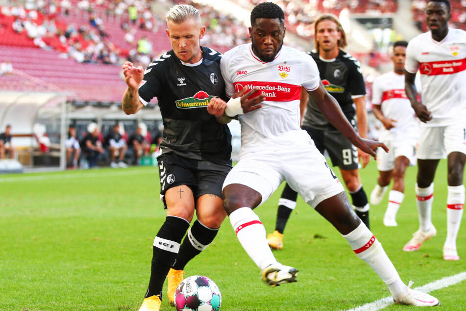 Freiburgs Jonathan Schmid (l.) in Aktion gegen Stuttgarts Orel Mangala. Dahinter sieht unter anderem VfB-Stürmer Silas Wamangituka zu.