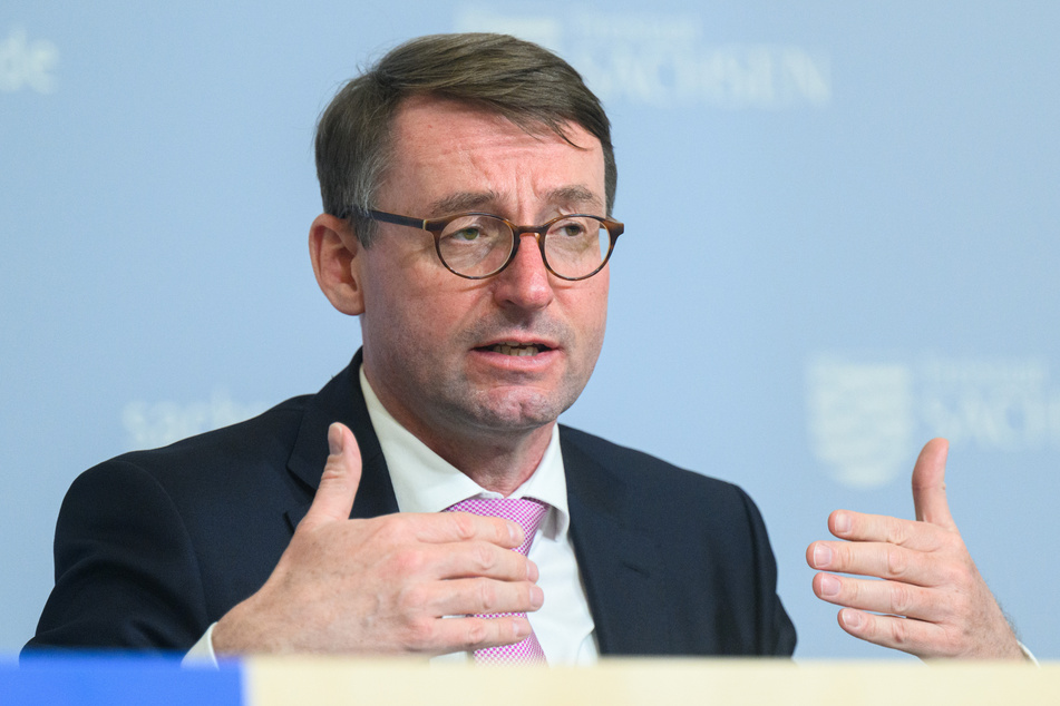 Sachsens Innenminister Roland Wöller (51, CDU) kündigte Erleichterungen bei der Finanzierung der Flüchtlingsströme aus der Ukraine an.