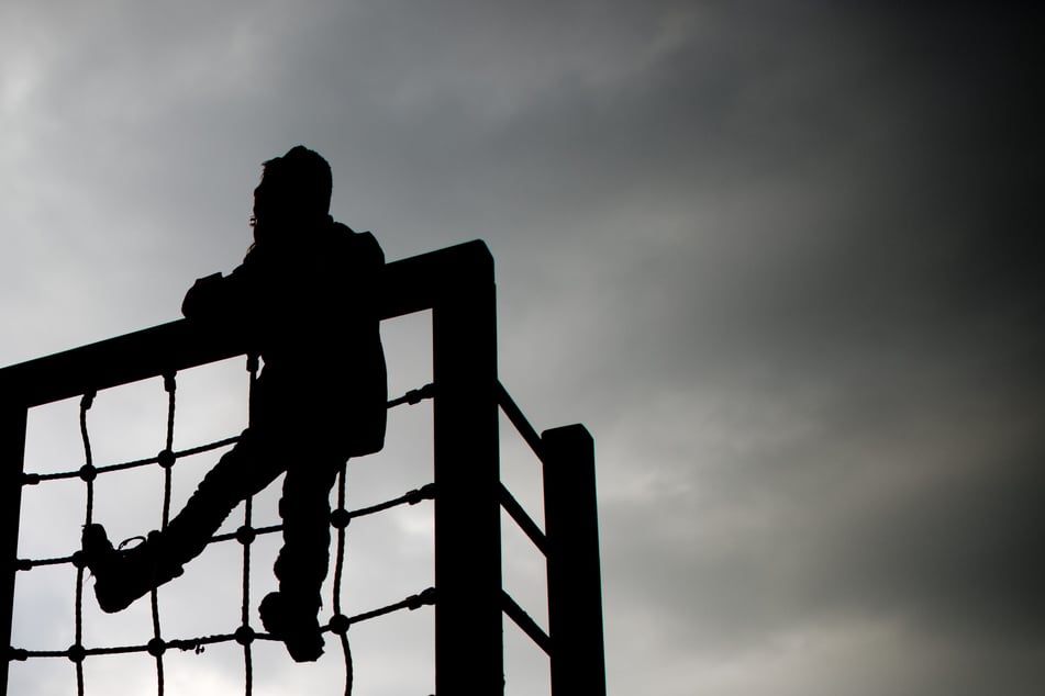 Ein Junge wurde beim Spielen auf einem Spielplatz schwer verletzt. (Symbolbild)