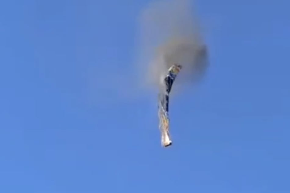 Der brennende Ballon in der Luft. Videos in sozialen Netzwerken zeigen den Absturz.