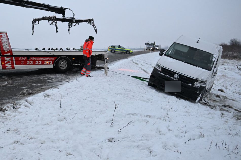 Außerhalb der Messestadt geriet ein Transporter von der Kölner Straße und landete im Graben.