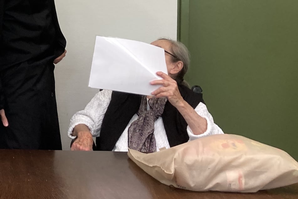 Das Gericht verurteilt die 90-Jährige wegen Totschlags an ihrer Freundin zu langer Haft.