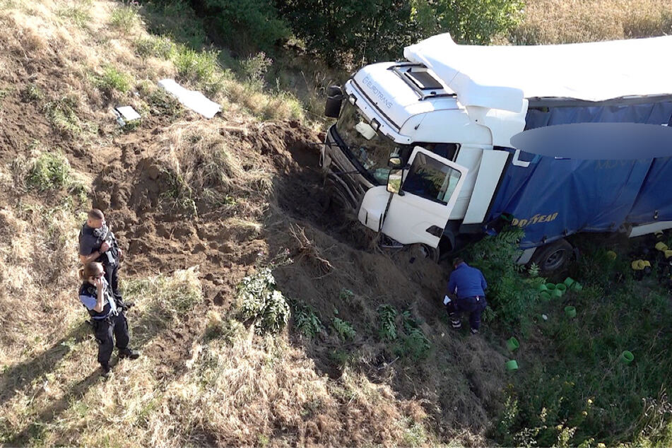 Sekundenschlaf! Lkw rauscht von A2 runter in Böschung