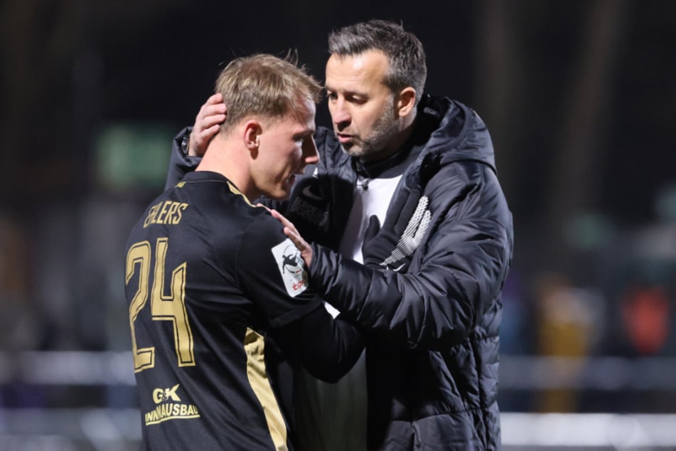 Christoph Dabrowski (47, r.) hat laut Aue-Sportvorstand Jens Haustein schnell den Zugang zu den Spielern gefunden.