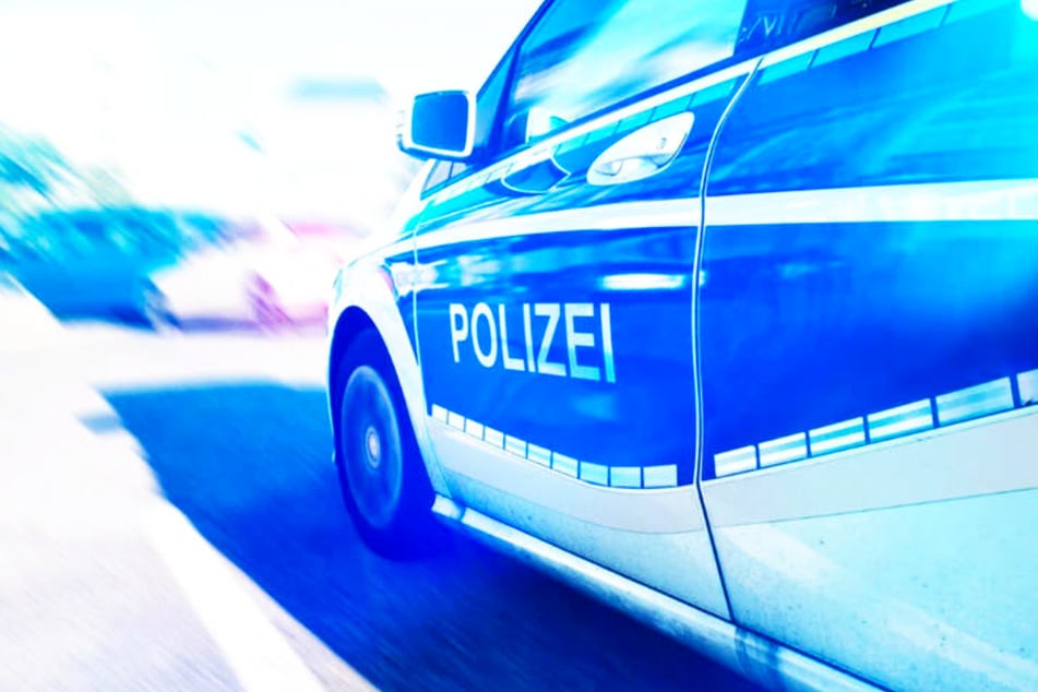 Autofahrer kracht in Jena wegen Sekundenschlaf gegen Ampel und Laterne