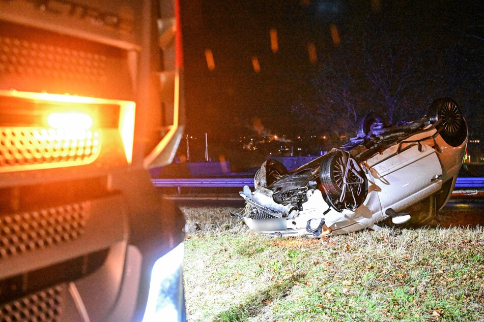 Rutschpartie auf der B19: Autofahrerin verliert Kontrolle und überschlägt sich