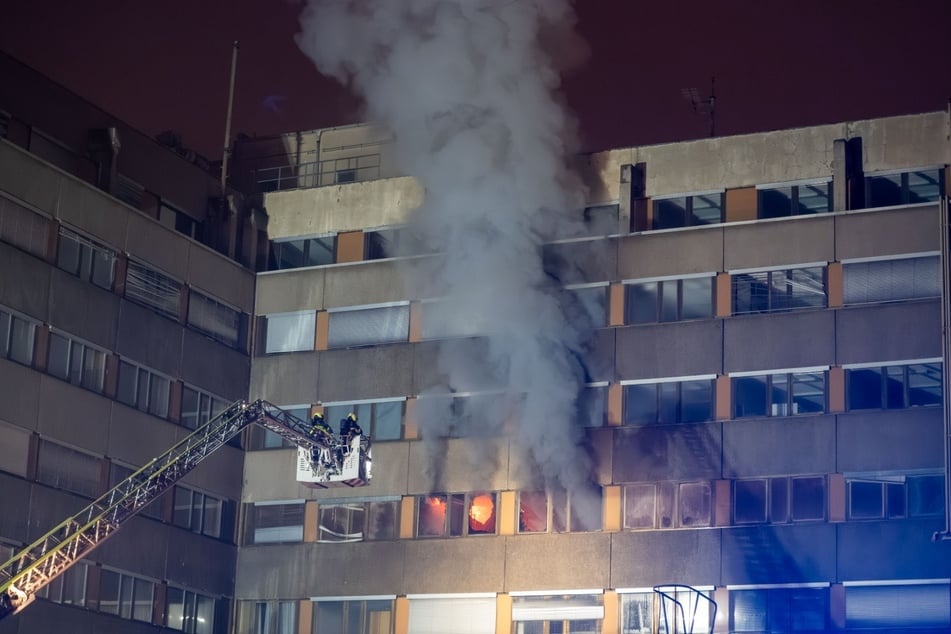 Das Feuer brach im dritten Stock aus.