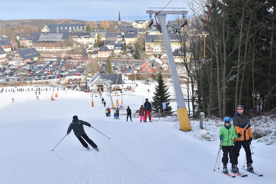 Auf dem Altenberger Haupthang herrschte am Donnerstag noch mal Skivergnügen. Wie lange der (Kunst-)Schnee angesichts steigender Temperaturen noch ausreicht, ist unklar.