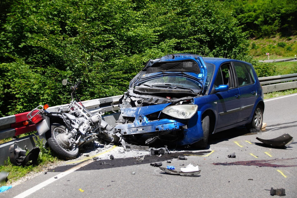 Tödliche Kollision: Motorradfahrer und Beifahrerin sterben bei Unfall mit Auto
