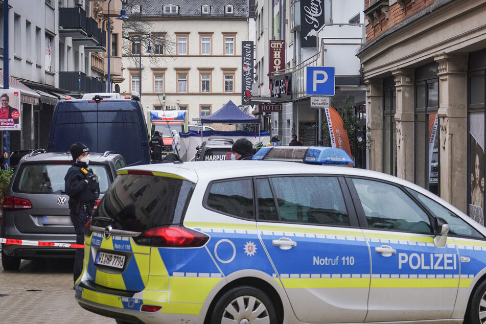Von Polizeifahrzeugen und der Spurensicherung abgeschirmt ist der Tatort in der Innenstadt von Wiesbaden, nachdem in der Nacht zu Montag ein Mann und eine Frau durch Schüsse tödlich verletzt wurden.