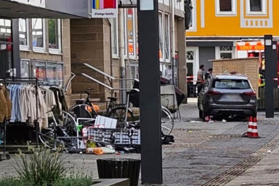 Auto rast durch Fußgängerzone, mehrere Verletzte: Fahrer kämpft in Krankenhaus noch immer um sein Leben