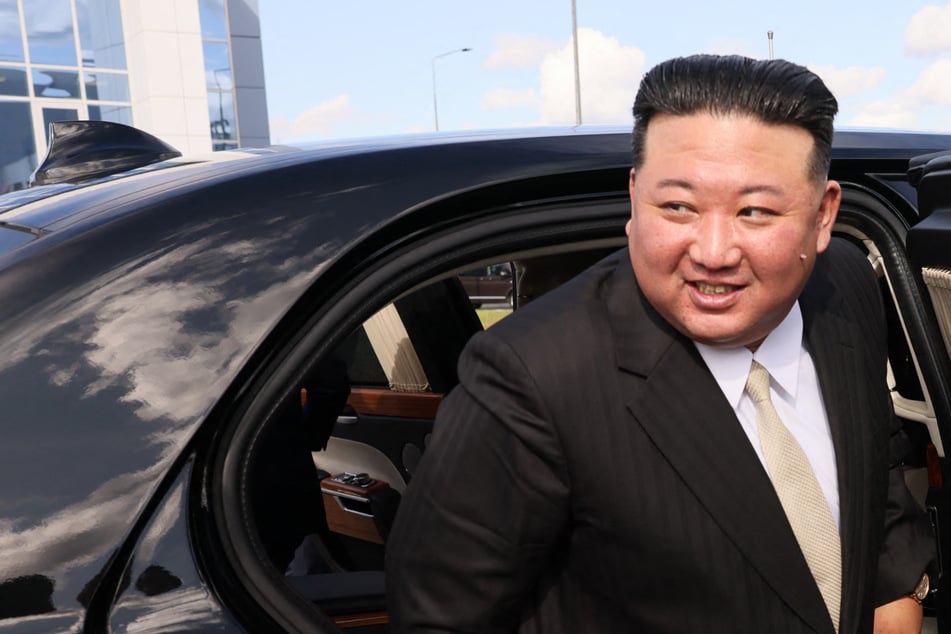 "Freundlicher Vater": Diktator Kim Jong-un geht mit Sommerhit viral!