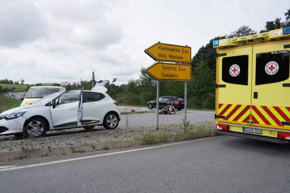 Sowohl der Renault als auch das Motorrad wurden beschädigt.