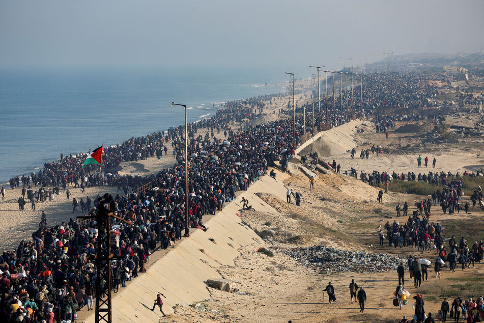 Hundreds of thousands of Palestinians began returning to their homes in northern Gaza as Israel and Hamas reached a prisoner exchange agreement.