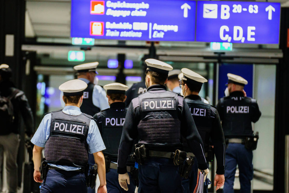 30 Beamte der Bundespolizei können in Frankfurt nun andere Aufgaben übernehmen, da sie nicht mehr für die Organisation der Passagierkontrollen benötigt werden.