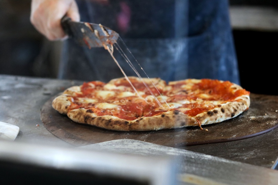 Neapolitanische Pizza frisch aus dem Holzofen bekommt man bei Prometeo Authentic Pizza. (Symbolbild)