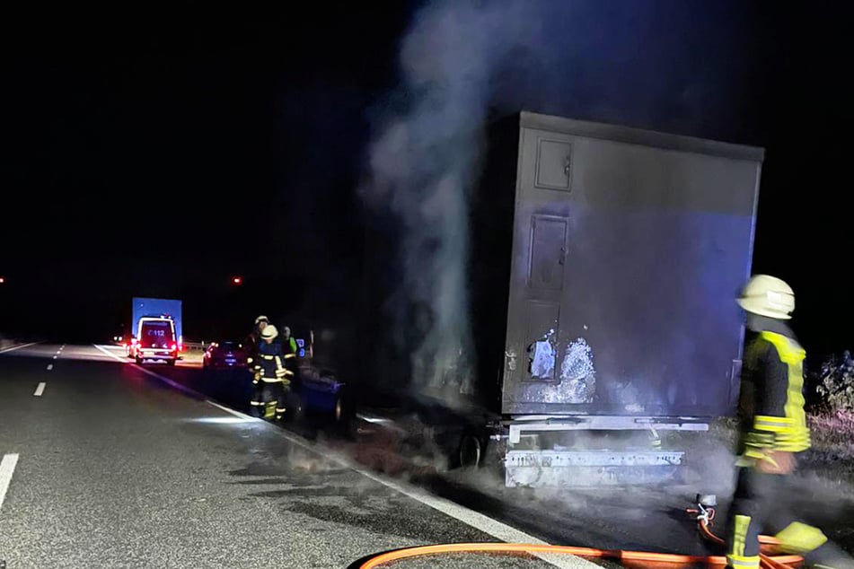 Toilettenwagen auf Laster fängt plötzlich Feuer: Fahrer verhindert Schlimmeres