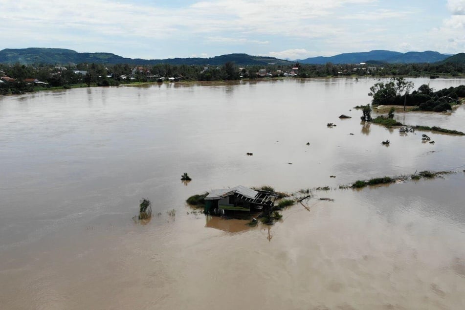 Esta foto aérea muestra un edificio inundado en Dak Lak (Vietnam).
