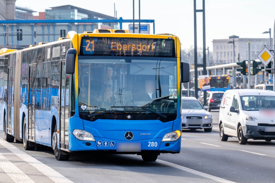 Die Polizei sucht auch Zeugen aus der Linie 21: Wer hat die Aggro-Frau aus dem Bus heraus beobachtet? (Symbolbild)