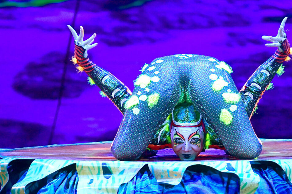 Guck-Guck! Ein Künstler verzaubert das Publikum während seines Auftrittes in der Show "Totem" des Cirque du Solei.
