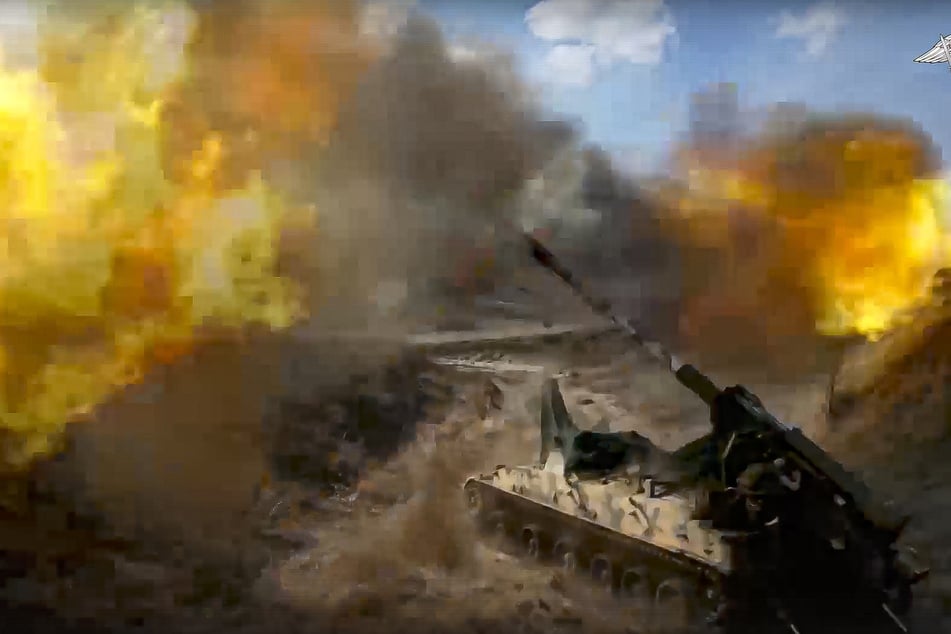 Eine russische 152-mm-Selbstfahrlafette Giatsint-S feuert auf eine ukrainische Stellung an einem ungenannten Ort.