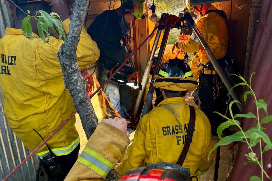 Die Feuerwehr rückte mit Ausrüstung zur Seilrettung an.
