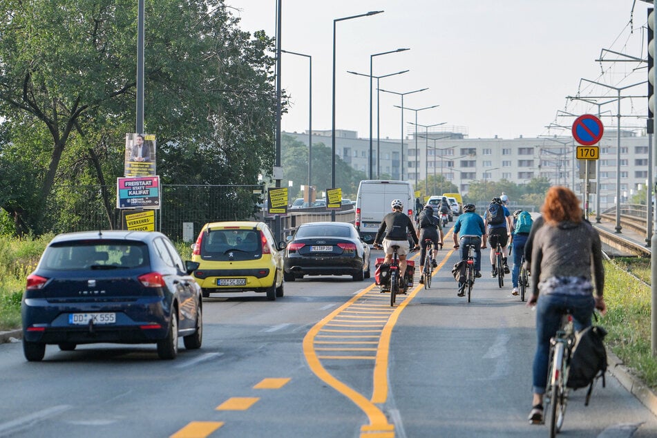 Verkehrsversuch gestartet: Viele Radler nutzten am Morgen die neue Radspur auf der Carolabrücke, aber längst nicht alle.