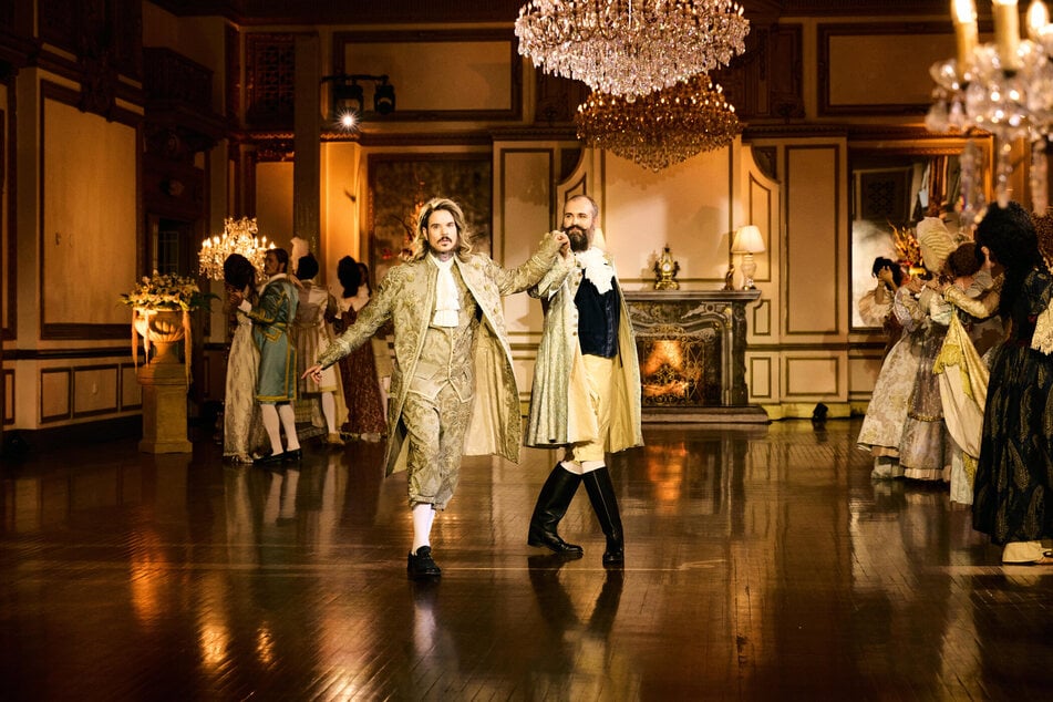 Jill (45, l) muss die Model-Villa verlassen.