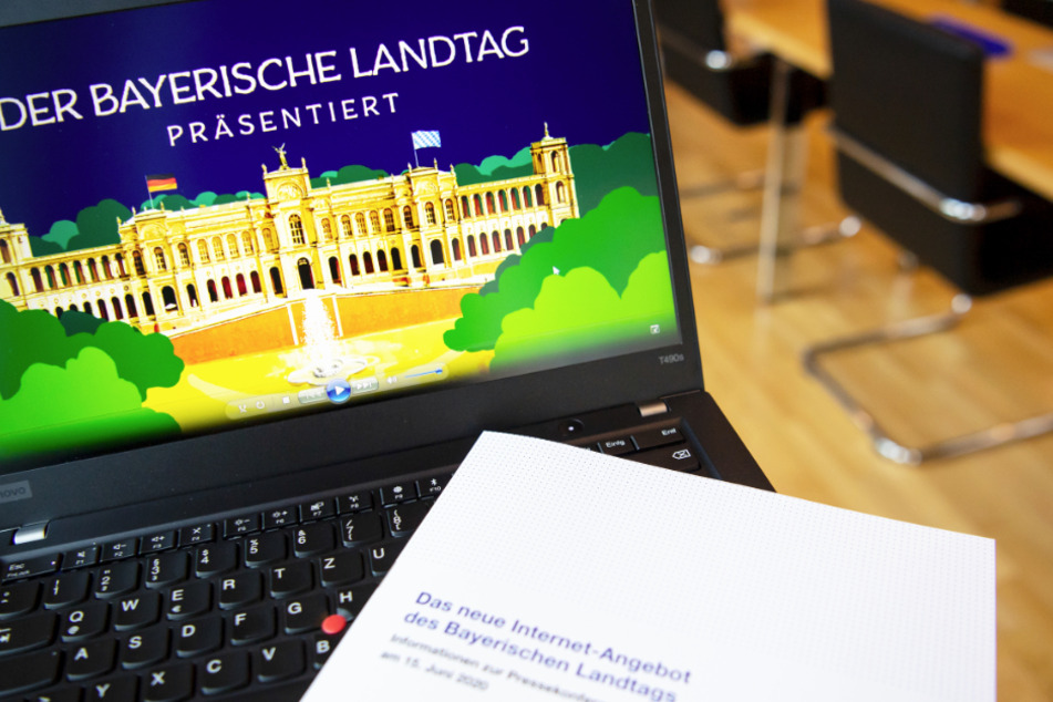 Während einer Pressekonferenz zu dem Relaunch der Website wird auf einem Laptop die Aufschrift "Der Bayerische Landtag präsentiert" gezeigt.