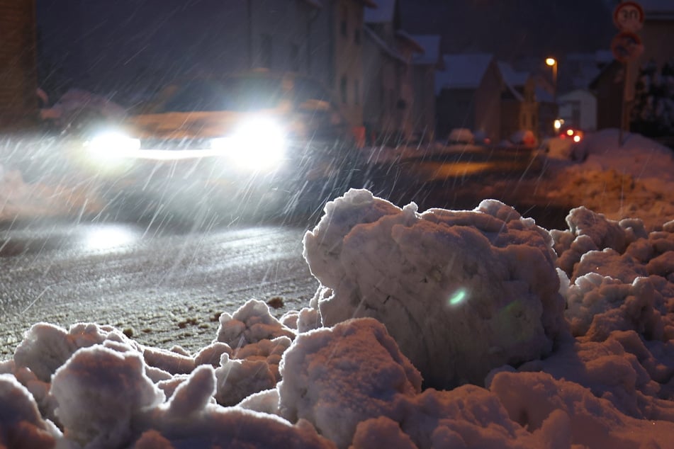 Im hessischen Niederhausen fuhren Autos am heutigen Dienstagmorgen Schrittgeschwindigkeit. Schnee und Glätte haben den Verkehr voll im Griff.