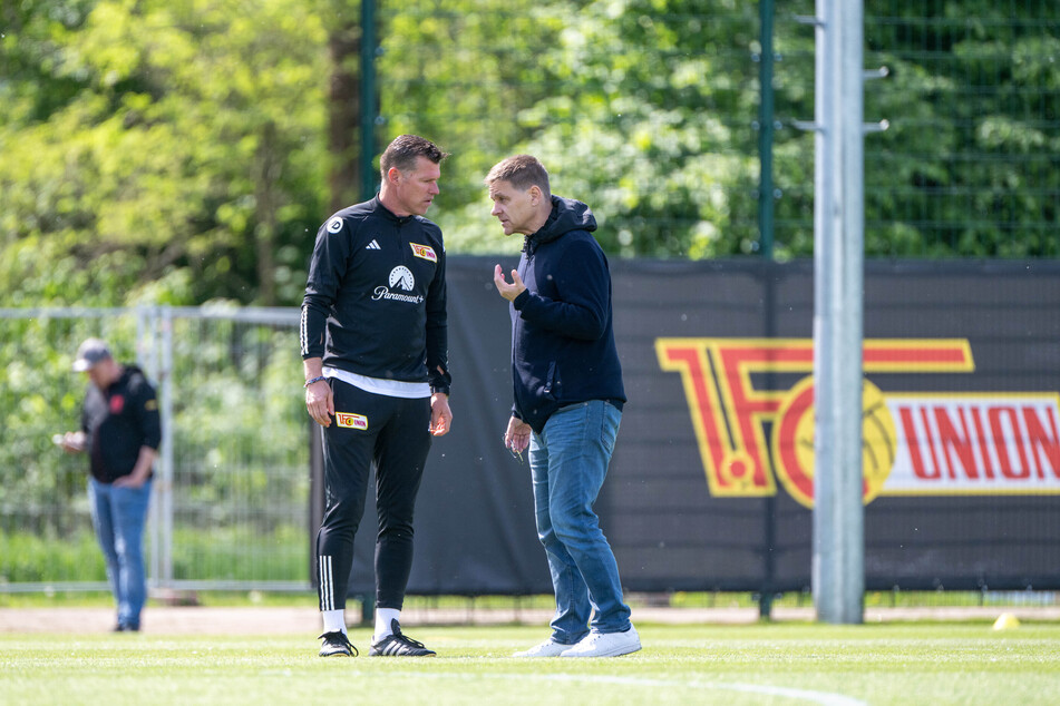 Union-Trainer Marco Grote (51, l.) und Geschäftsführer Oliver Ruhnert (52) im Gespräch beim öffentlichen Training.