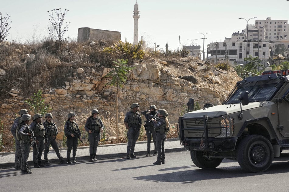 Kurz vor der Wahl in Israel sollen zwei Palästinenser nahe Hebron fünf Menschen bei einem Angriff verletzt haben. Israels Ministerpräsident Netanjahu kündigt Maßnahmen an.
