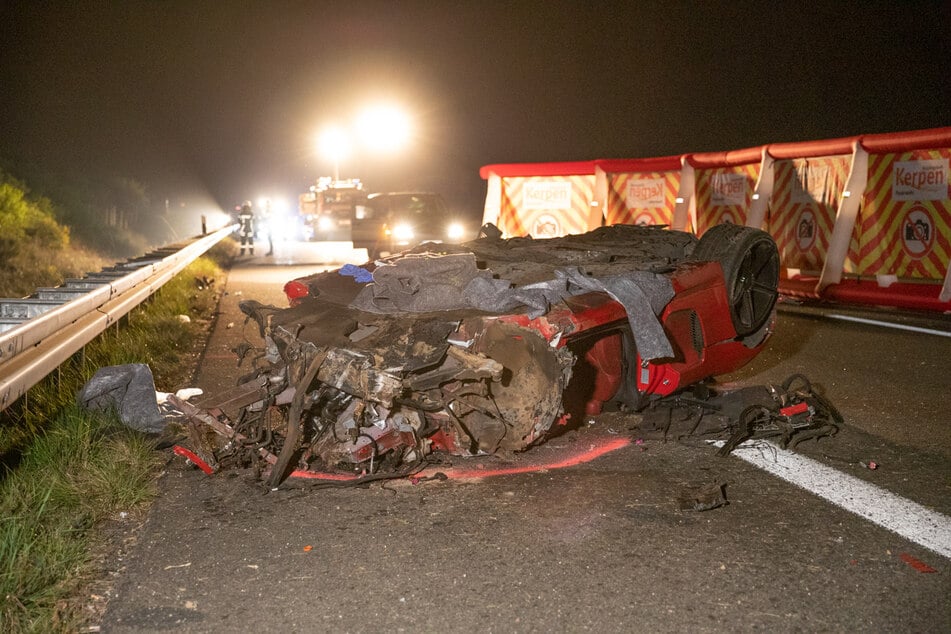 Der völlig zerstörte Audi R8 blieb auf der Autobahn A4 liegen.
