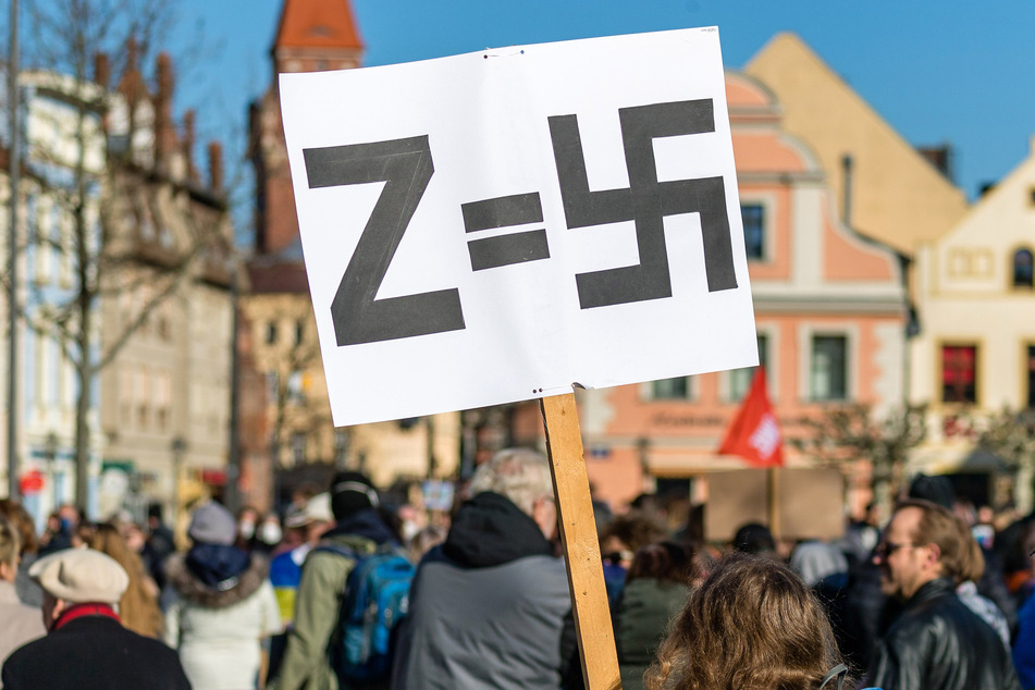Wer das "Z" als eindeutiges Symbol für eine Befürwortung des Angriffskrieges in der Ukraine verwendet, macht sich strafbar. (Archivbild)
