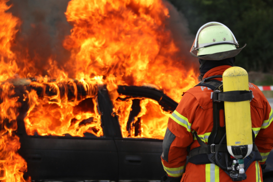 Unfall A4: VW Caddy auf A4 komplett ausgebrannt, Fahrer schwer verletzt