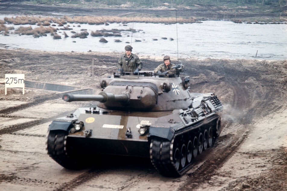 Ein Panzer vom Typ Leopard 1 der deutschen Bundeswehr bei militärischen Übungen im Gelände.
