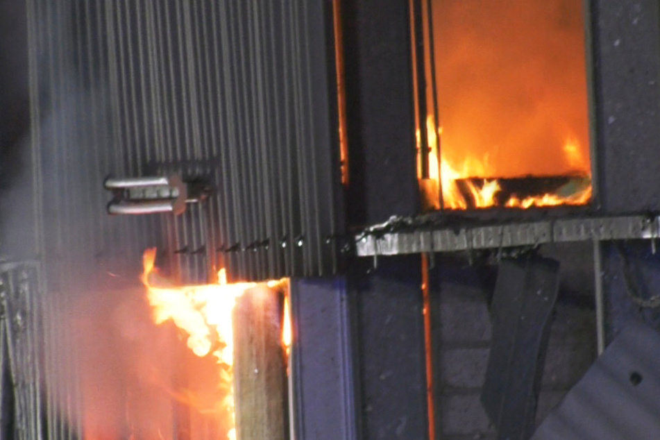 Feuer in Darmstadt-Eberstadt: Eine Fabrikhalle, die als Papierlager diente, stand in Flammen.