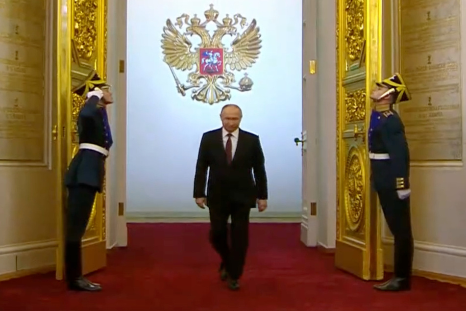 Augen auf: Putin betritt den Saal.