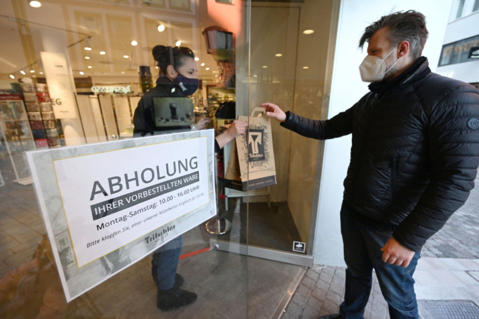 Nur in Sachsen verboten: Click & Collect, das Abholen vorbestellter Waren. Die Wirtschaft fordert ein Umdenken.