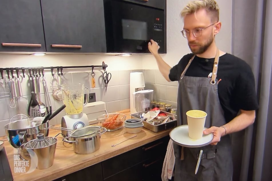 Basti (38) verlässt sich beim Kochen auch auf "Chef Mike", seine Mikrowelle.