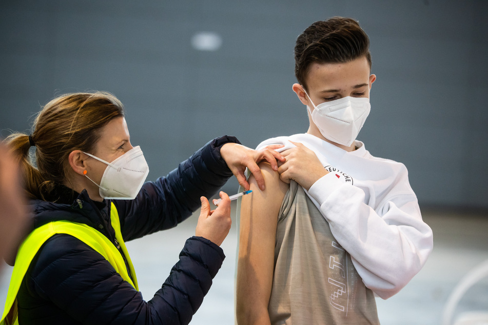 Ein Kind wird gegen das Coronavirus geimpft. In Hannover haben 42 Jungen und Mädchen Impfstoff für Erwachsene gespritzt bekommen. (Symbolfoto)