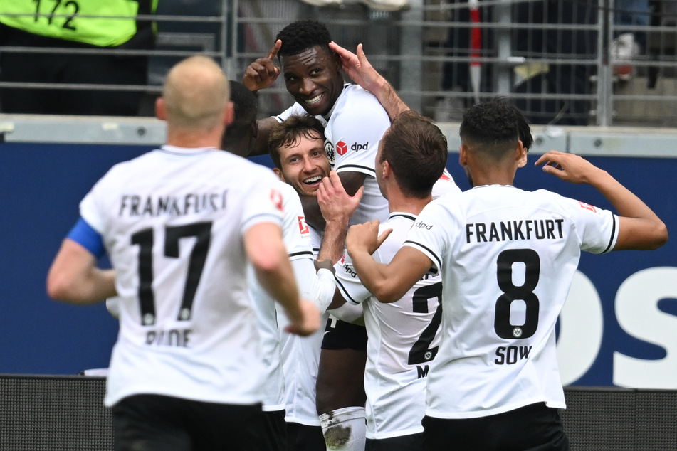 Aurelio Buta (M.) brachte Eintracht Frankfurt gegen Mainz 05 mit seinem Traumtor zum zwischenzeitlichen 2:0 auf die Siegerstraße. 3:0 für die SGE hieß es am Ende des Rhein-Main-Duells.