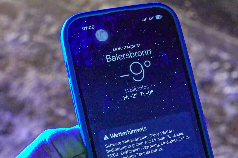 Eisige -9 Grad Celsius erschwerten die Arbeit der Einsatzkräfte. Der Boden war extrem glatt, weswegen die Feuerwehr zusätzlich vor dem Haus Streusalz verteilte.
