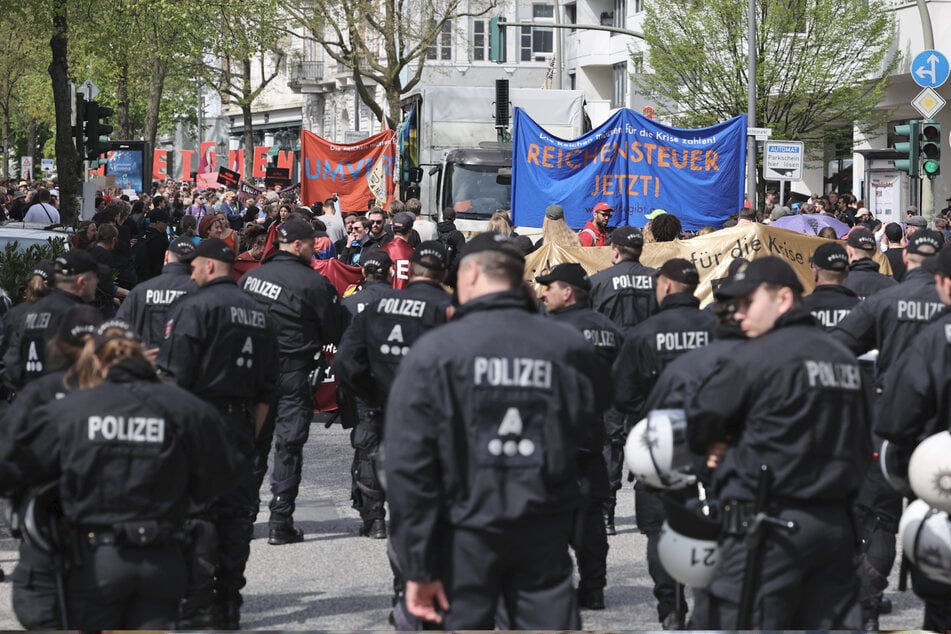 In Hamburg war die Polizei mit einem Großaufgebot bei den zahlreichen Demonstrationen vor Ort.