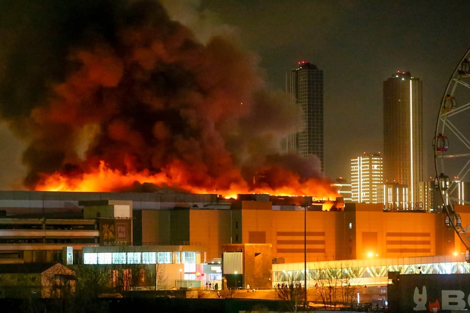 Ein massiver Brand war am Freitag, 22.03.2024 über dem Crocus City Hall am westlichen Rand von Moskau zu sehen. Der Terroranschlag bei Moskau war nach den Worten von Kremlchef Wladimir Putin (72) von Islamisten ausgeführt worden.