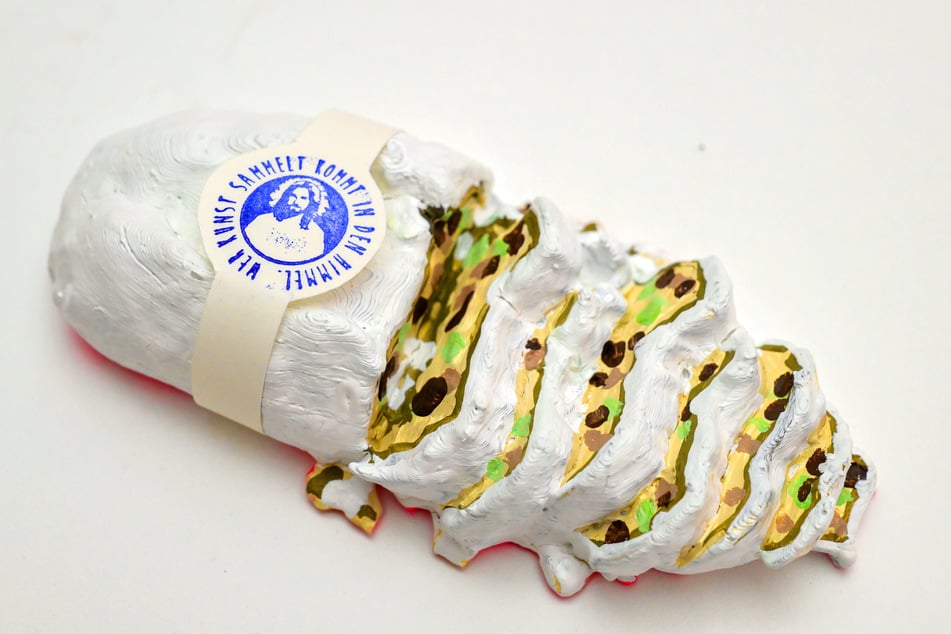 Der Ministollen von Nadine Wölk kostet 120 Euro. Die Banderole ziert die Inschrift: "Wer Kunst sammelt, kommt in den Himmel".