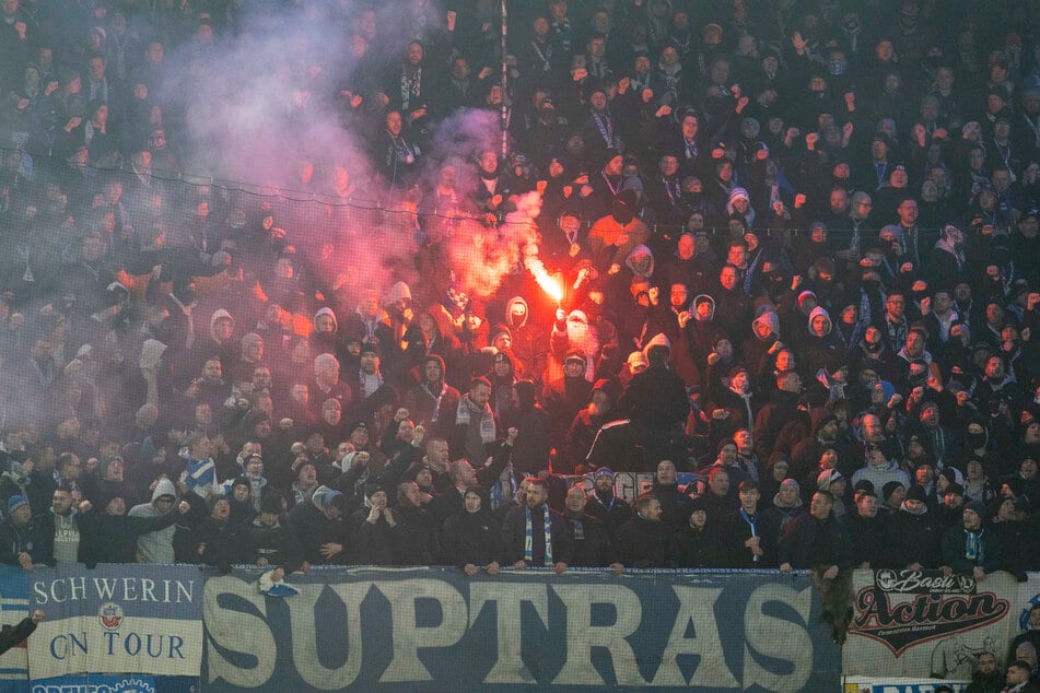 Hansa-Fans waren bei der Zweitliga-Partie am 15. Dezember 2023 beim SC Paderborn negativ aufgefallen. (Archivbild)